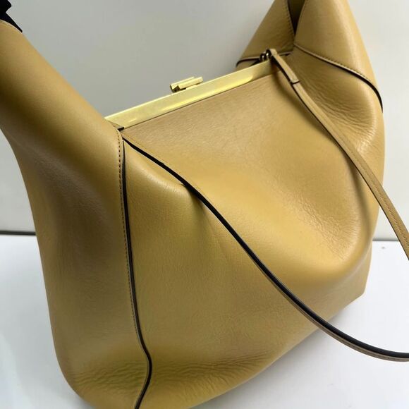 Celine Women Pre-Loved Bag Very Good Condition - Picture 4 of 9